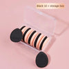 Une boîte de rangement claire contenant dix éponges de fond de teint mini noires et nude pour un maquillage précis.