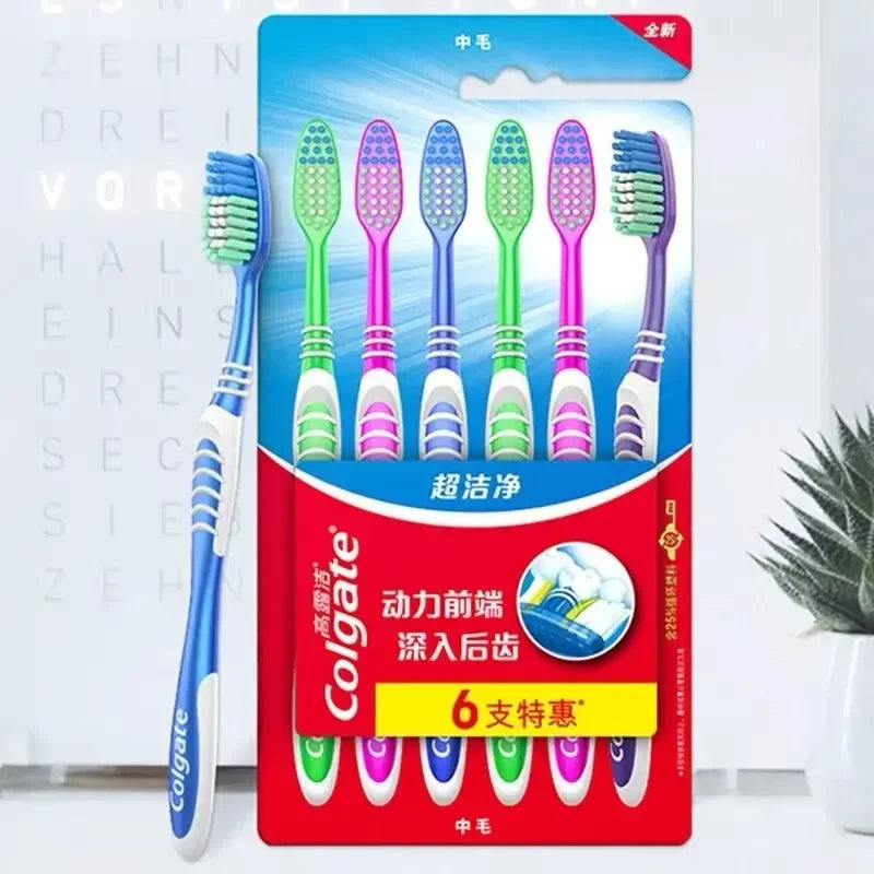 Un set de six brosses à dents à poils souples Colgate dans un emballage bleu et blanc.