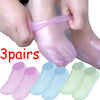Drei Paar rosa und blaues Silikon-Fußsocken werden von Händen gehalten.