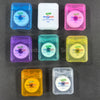Una colección de diez envases plásticos llenos de hilo dental de menta de colores, incluyendo azul, blanco, rosa, morado, ver