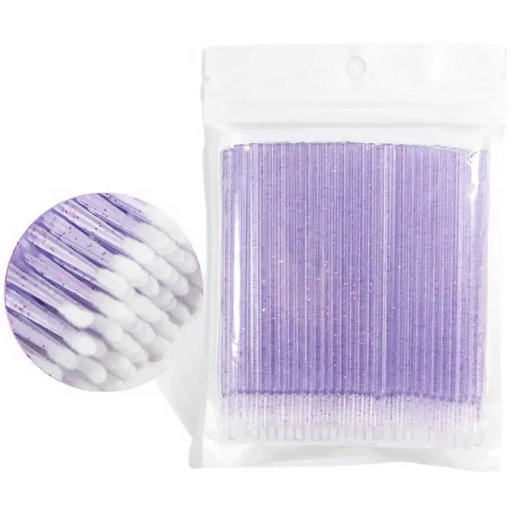 Sachet en plastique transparent contenant des cotons-tiges de précision à bouts violets pour extensions de cils.