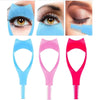 Un ensemble de trois applicateurs de cils en mascara bleu, rose et rouge pour le maquillage des yeux.