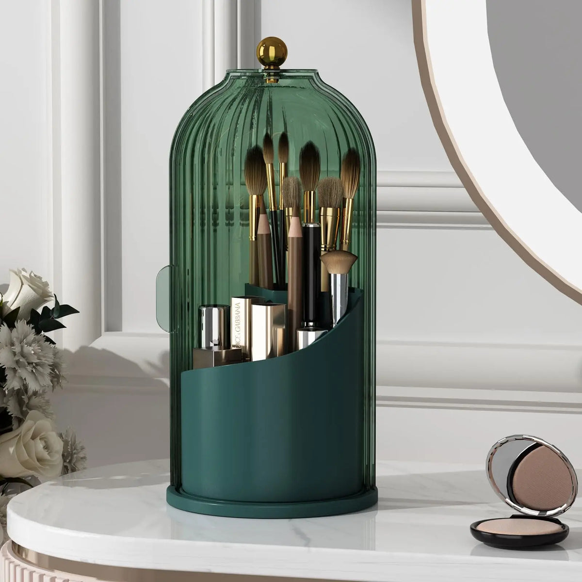 Türkise Glasorganizer mit goldener Deckel hält verschiedene Make-up-Pinsel und Werkzeuge auf weißem Marmor.