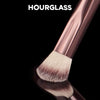 Brosse de correcteur Hourglass rose gold avec des fibres douces.