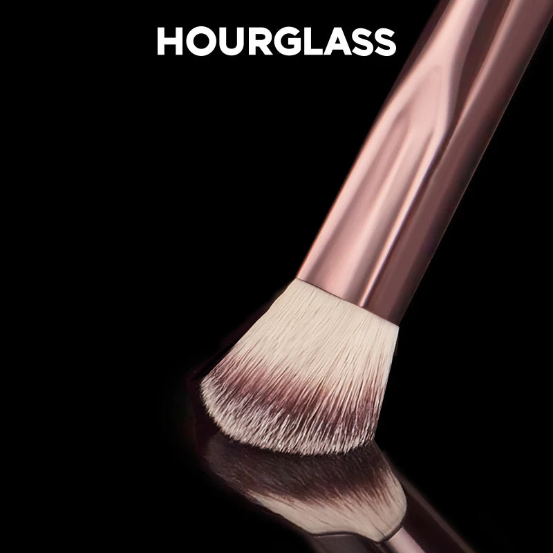 Brosse de correcteur Hourglass rose gold avec des fibres douces.
