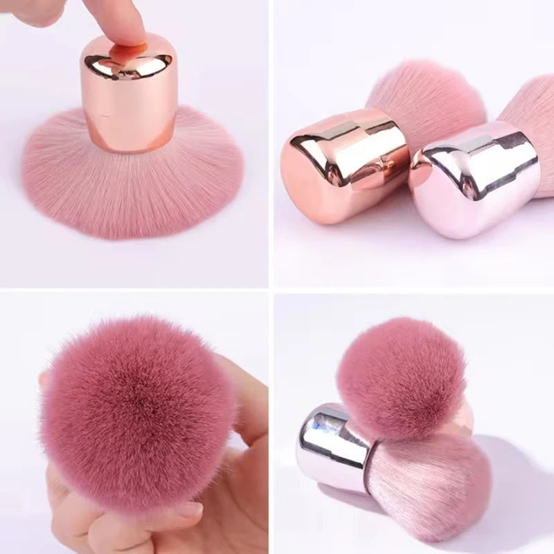 Un set de pinceaux pour nail art en forme de champignons, finitions métalliques rose et argent.