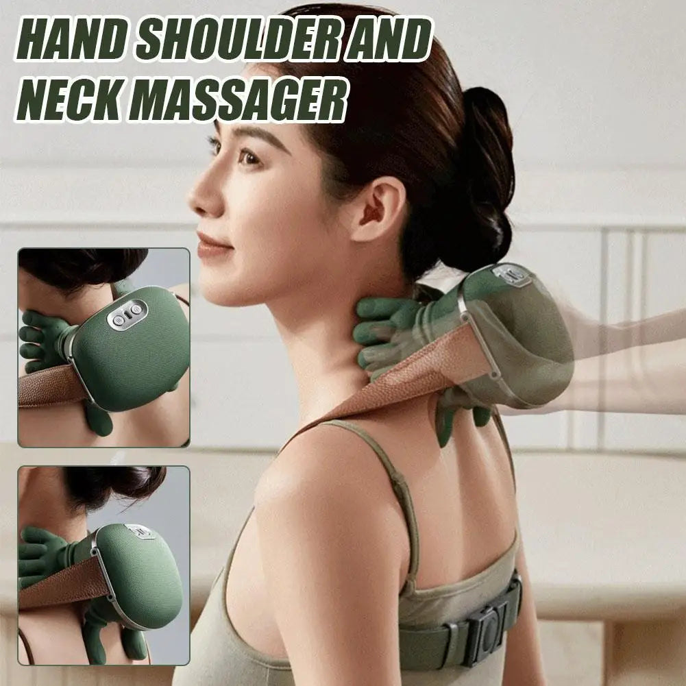 Eine Frau benutzt ein grünes Hand-Schulter- und Nackendruckgerät auf ihrem Nacken und Schulter.