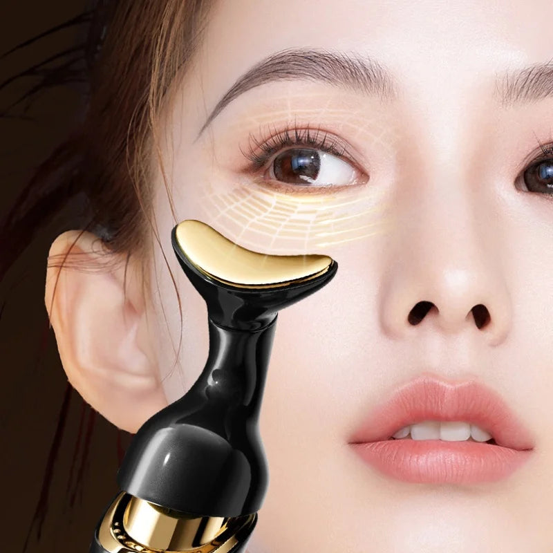 Primer plano del rostro de una mujer usando un masajeador microcorriente negro y dorado para cuidado anti-envejecimiento.