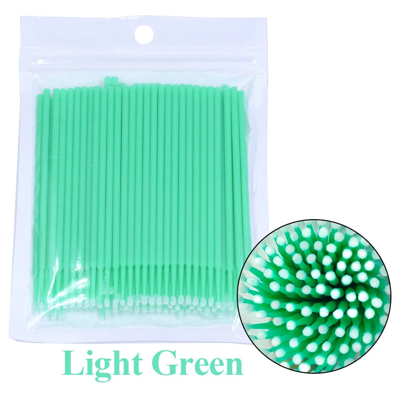 Un pack de brosses de nettoyage et d'extension de cils vert clair et précis.