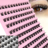 Un plateau en plastique rose rempli d'extensions de cils noirs naturels et d'un gros plan sur un œil.