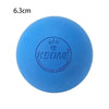 Una pelota de masaje profunda portátil azul brillante y suave con un logotipo de corona impreso en su superficie.