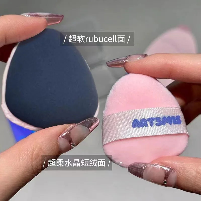 Deux pois cosmétiques : un bleu foncé et un rose, montrant différentes textures.