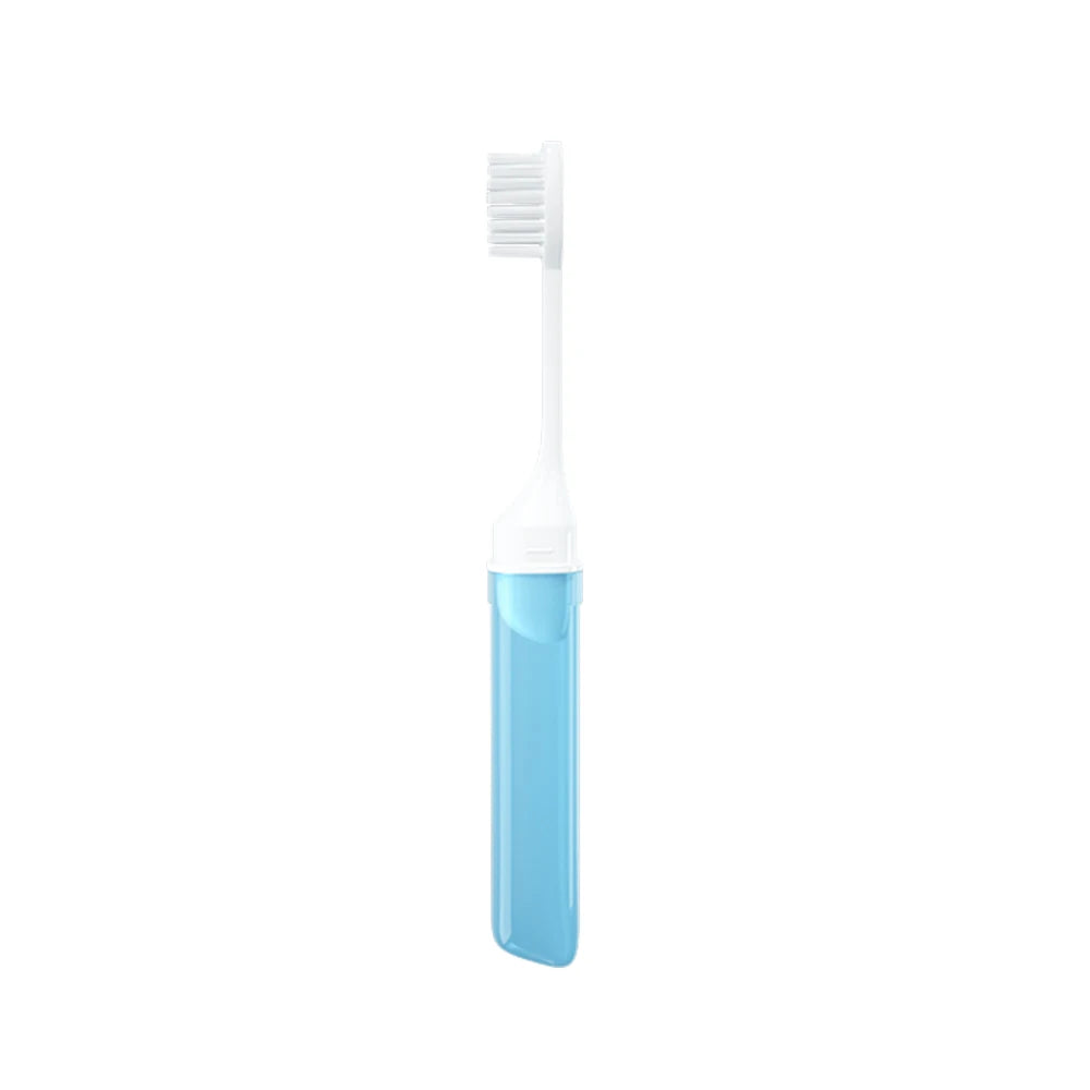 Une mini brosse à dents pliable bleu clair avec une tête de brosse blanche.