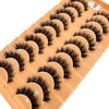 Un plateau de faux cils de renard faits main dans diverses nuances, arrangés pour l'application.