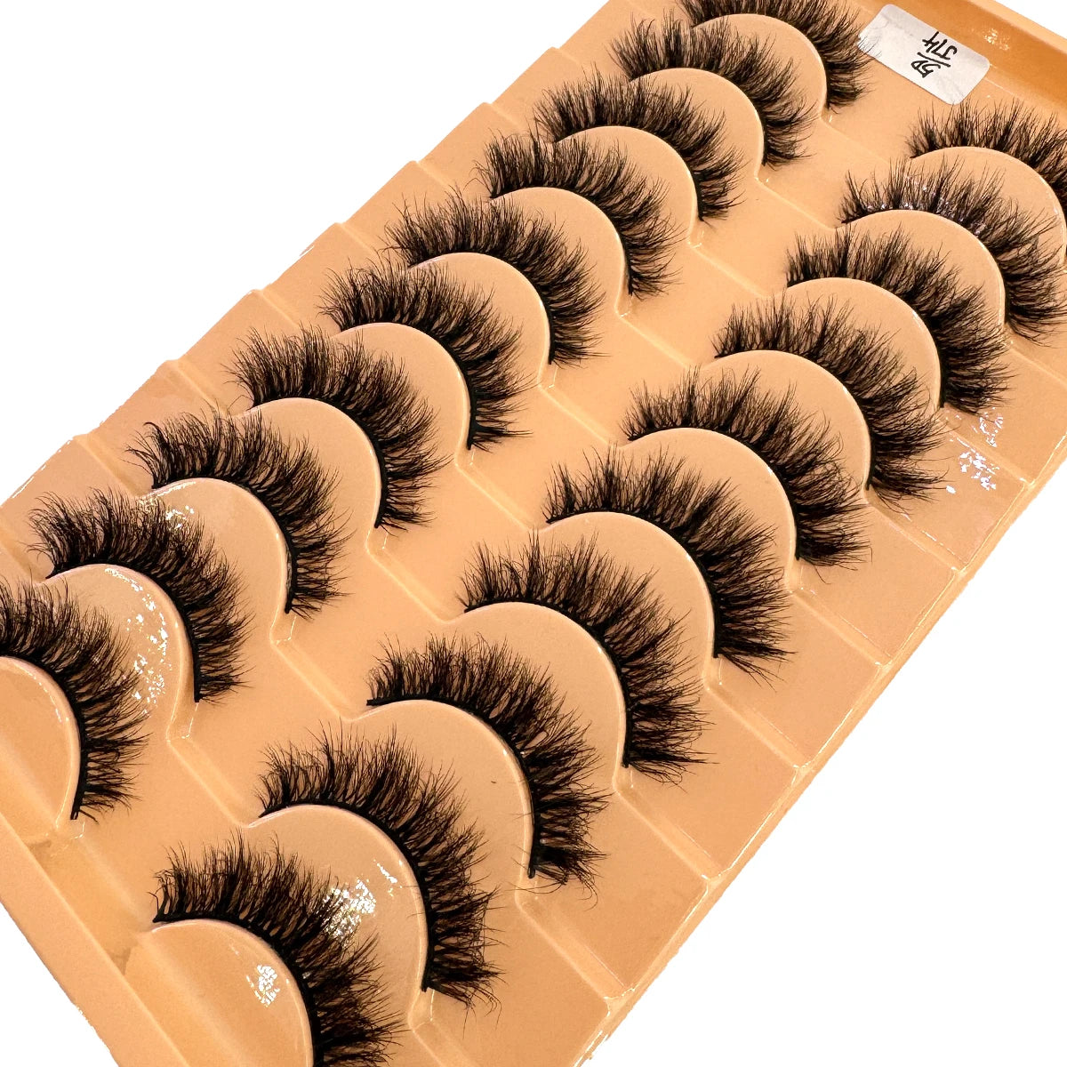 Un plateau de faux cils de renard faits main dans diverses nuances, arrangés pour l'application.