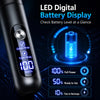 Nahaufnahme einer schwarzen LED-Digitalbatterieanzeige eines tragbaren Elektrobürsten-Trimmers, die den Batteriestand zeigt.
