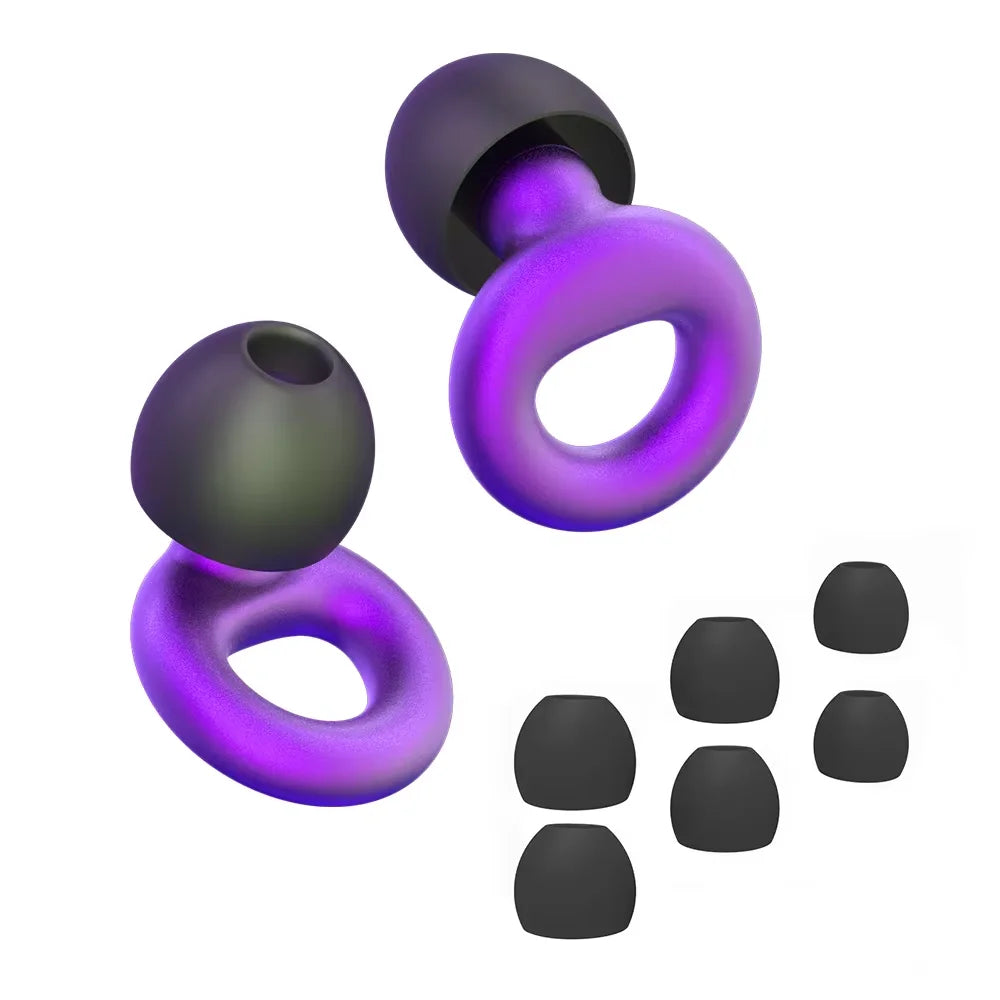 Une paire de bouchons d'oreille en silicone violet et noir à réduction de bruit, présentés sous diverses formes.