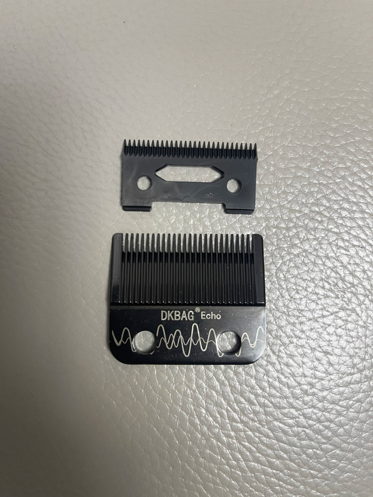 Set schwarze Keramik-Haarschneidemaschine mit Schutzhalter und einer einzelnen Klinge