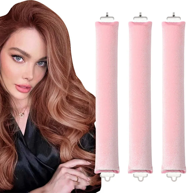 Une femme aux longs cheveux châtain-roux est à côté de trois tubes de rouleaux de cheveux sans chaleur roses.