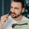 Ein Mann hält einen Präzisions-Dermaroller mit Griff und mehreren Nadelgrößen daneben.